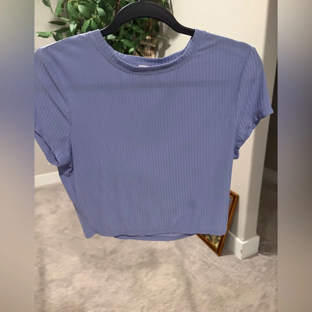 Alo Yoga Ribbed Sea Coast Cropped Shirt - Picture 1 of 2